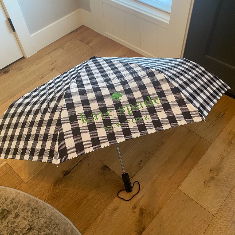 KATE SPADE NEW YORK TRAVEL UMBRELLA - BLACK & WHITE GINGHAM